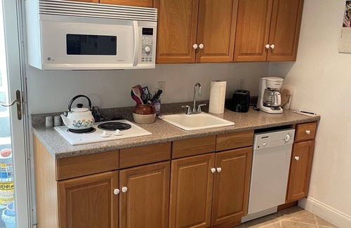 South Duxbury Wohnung | Charming 1-bedroom apartment in Duxbury Standish Shores near private beach.