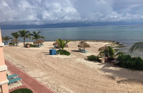 Colliers Bay Resort | Charming 1-bedroom beach front suite located at Morritt's Tortuga resort.