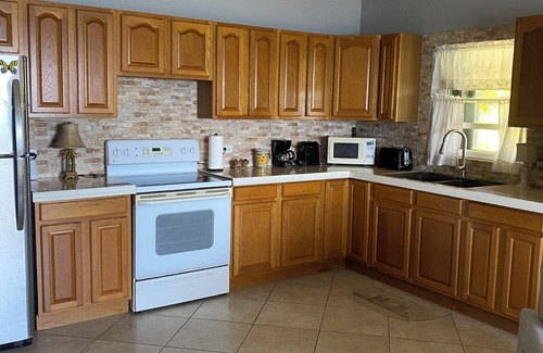 Creek Haus | Charming 1-bedroom house by the sea in quaint Cayman Brac