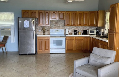 Creek Haus | Charming 1-bedroom house by the sea in quaint Cayman Brac