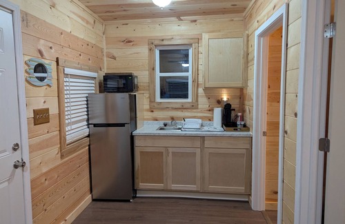 Titus Kabine | Charming 1-bedroom Log Cabin on Lake Jordan with water front, large deck ,AC,