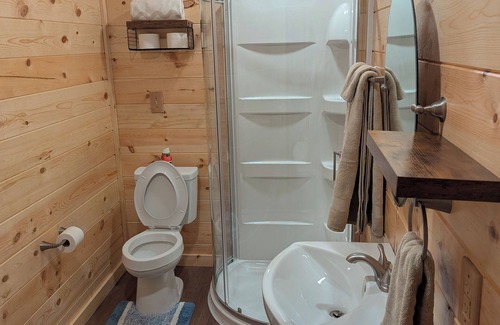 Titus Kabine | Charming 1-bedroom Log Cabin on Lake Jordan with water front, large deck ,AC,