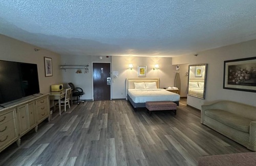 Presque Isle Hotel | Charming 10-bedroom hotel with fitness room, WIFI in peaceful Presque Isle Hotel