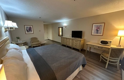 Presque Isle Hotel | Charming 10-bedroom hotel with fitness room, WIFI in peaceful Presque Isle Hotel