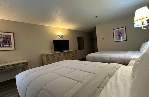 Presque Isle Hotel | Charming 10-bedroom hotel with fitness room, WIFI in peaceful Presque Isle Hotel