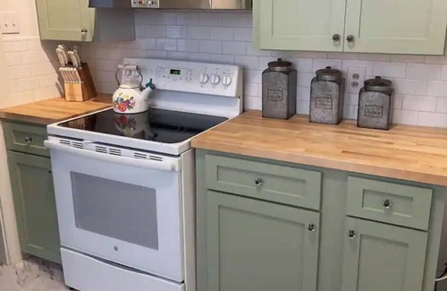 Laurel Haus | Charming 1930's Euclid Ave Bungalow