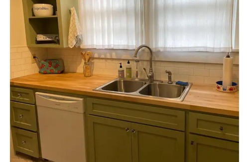 Laurel Haus | Charming 1930's Euclid Ave Bungalow