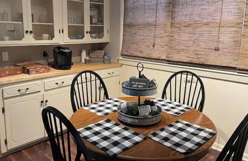 Laurel Haus | Charming 1930's Euclid Ave Bungalow