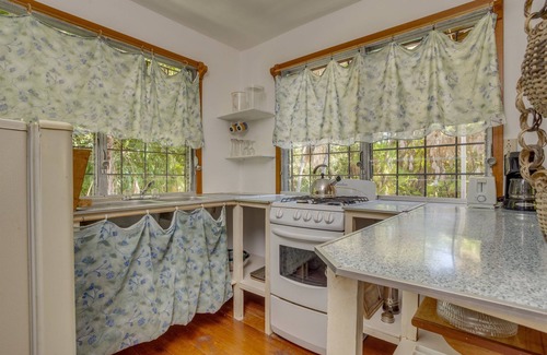 Placencia Hütte | Charming 1BR Cabana in Tranquil Forest Setting