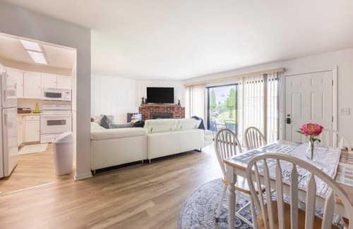 Lake Geneva Eigentumswohnung | Charming 1BR Condo with Patio, Near The Lake Geneva