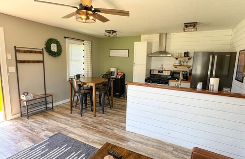 Spearfish Wohnung | Charming 1BR Downtown APT | Newly Remodeled | Walk to Restaurants, Shops & Parks!