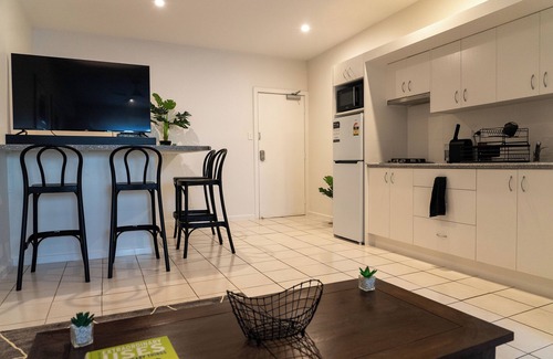Hamilton Wohnung | Charming 2 Apartments in delightful Islington with AC, Balcony & Wifi.
