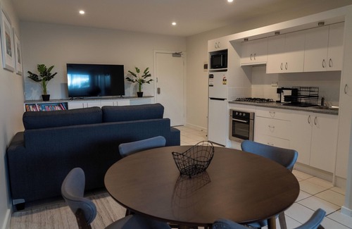 Hamilton Wohnung | Charming 2 Apartments in delightful Islington with AC, Balcony & Wifi.