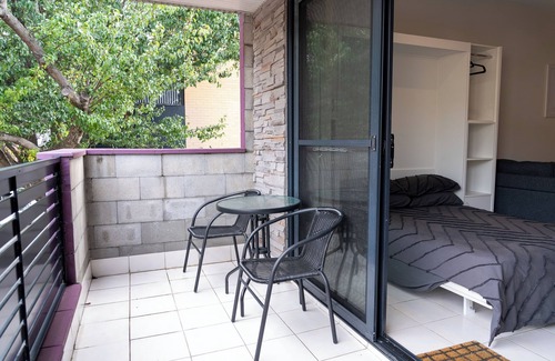 Hamilton Wohnung | Charming 2 Apartments in delightful Islington with AC, Balcony & Wifi.
