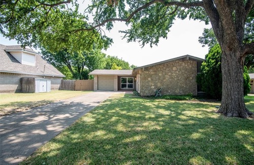 Richardson Haus | Charming 2-B, 2 B 7 minutes from UTD in Richardson with AC, WiFi.Enjoy your stay