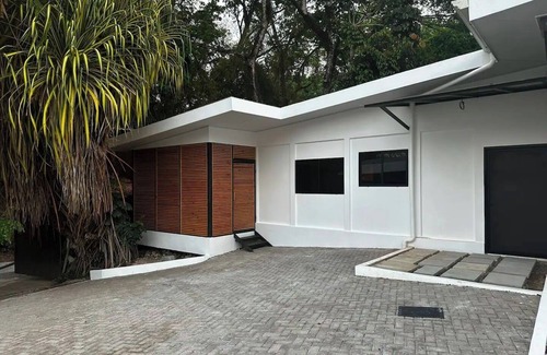 Dominical Kabine | Charming 2-bedroom cabin in delightful Dominical with WiFi, AC