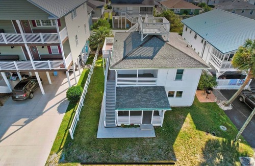 Cherry Grove Beach Haus | Charming 2-bedroom house in delightful North Myrtle Beach with WiFi, AC
