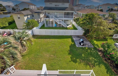 Cherry Grove Beach Haus | Charming 2-bedroom house in delightful North Myrtle Beach with WiFi, AC