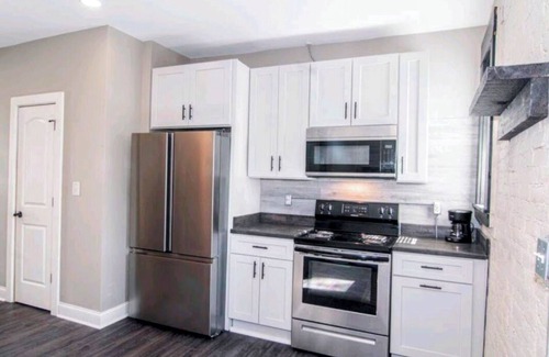 Near East Columbus Haus | Charming 2-bed 1/2 duplex with ensuite bathrooms, Wi-Fi, close to everything!