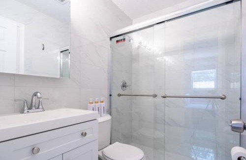 Riverside Park Wohnung | Charming 2 bed 1 bath Gem 10 min to Beach!