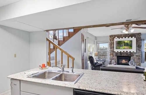 Lake Ozark Eigentumswohnung | Charming 2-bed 2-bath condo overlooking the beautiful Lake of the Ozarks-4MM