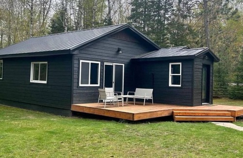 Grand Rapids Kabine | Charming 2-bed cabin one mile from public landing on Lake Pokegema w/Hot Tub