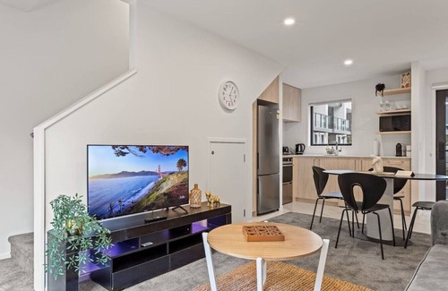 Mount Albert Haus | Charming 2 Bed Family Home