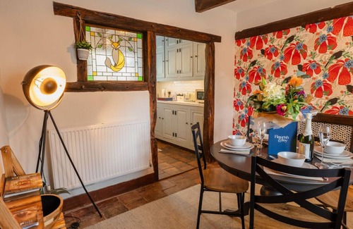 Mickle Trafford Hütte | Charming 2 bed cottage near Chester Zoo - Sleeps 6