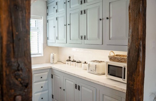 Mickle Trafford Hütte | Charming 2 bed cottage near Chester Zoo - Sleeps 6