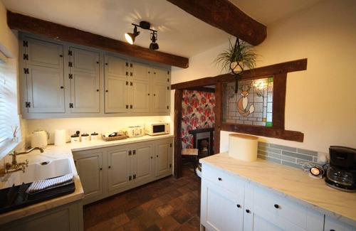 Mickle Trafford Hütte | Charming 2 bed cottage near Chester Zoo - Sleeps 6