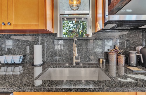 Barstow Haus | Charming 2-bedroom house in fabulous Prince Frederick with AC, WiFi