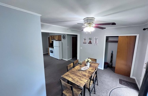 North Jay Wohnung | Charming 2-bedroom apartment in enchanting Livermore Falls with WiFi