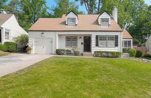 Prairie Village Hütte | Charming 2-bedroom cottage near Prairie Village Shops