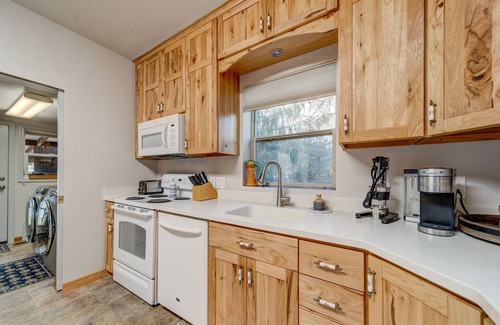 Coeur d'Alene Hütte | Charming 2-bedroom cottage in nice Coeur d'Alene with WiFi, AC & Hot Tub