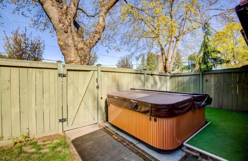 Coeur d'Alene Hütte | Charming 2-bedroom cottage in nice Coeur d'Alene with WiFi, AC & Hot Tub