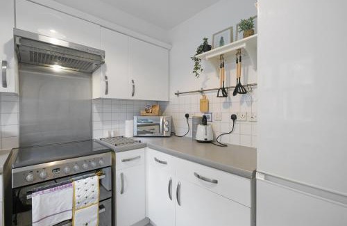 Island Gardens Wohnung | Charming 2-bedroom, 1-Bathroom Apartment in Transom Square