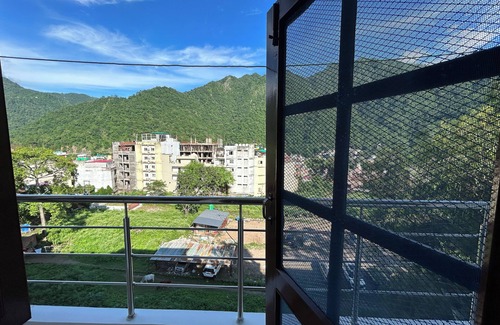 Tapovan Wohnung | Charming 2-bedroom apartment in enchanting Rishikesh with WiFi, AC
