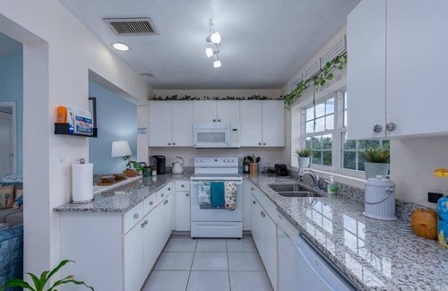 Northwest Point Wohnung | Charming 2-bedroom apartment in beautiful West Bay with WiFi, AC