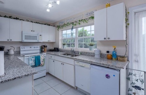 Northwest Point Wohnung | Charming 2-bedroom apartment in beautiful West Bay with WiFi, AC