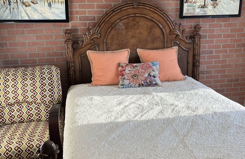 Whittaker Bed & Breakfast | Charming 2-bedroom bed & breakfast in wonderful Ypsilanti with WiFi, AC