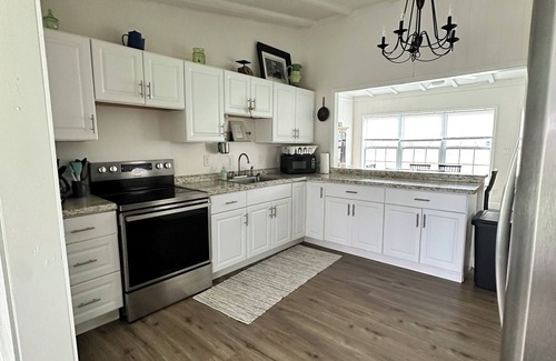 Groveland Haus | Charming 2-bedroom bungalow on a Private Lake. Great fishing & close to Disney!