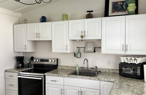 Groveland Haus | Charming 2-bedroom bungalow on a Private Lake. Great fishing & close to Disney!