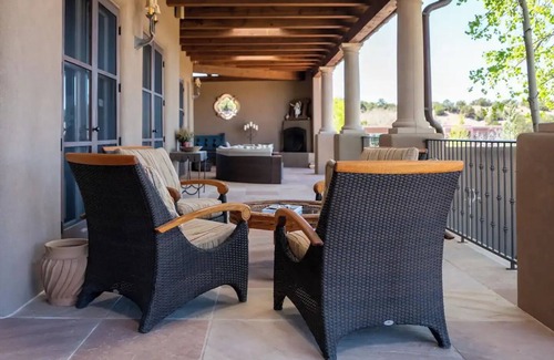 Espanola Haus | Charming 2-bedroom bungalow with WiFi, AC in beautiful Española