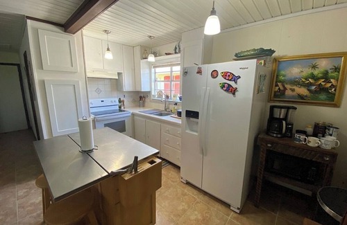 Grand Isle Hütte | Charming 2-bedroom cottage walk to the ocean or bay!