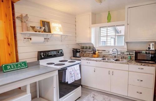 Twin Lakes Hütte | Charming 2-bedroom cottage with AC, WiFi, & huge fenced in back yard- Twin Lakes