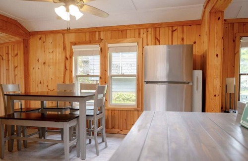 Twin Lakes Hütte | Charming 2-bedroom cottage with AC, WiFi, & huge fenced in back yard- Twin Lakes