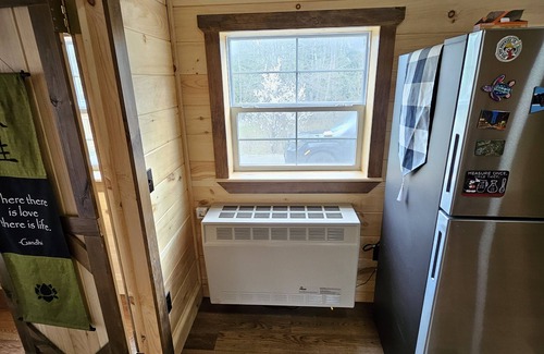 Winterport Kabine | Charming 2-bedroom cabin in delightful Winterport with WiFi, AC