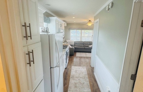 Silver Lake Wohnmobilvermietung | Charming 2-bedroom cabin at Sun Retreats Silver Lake campground.