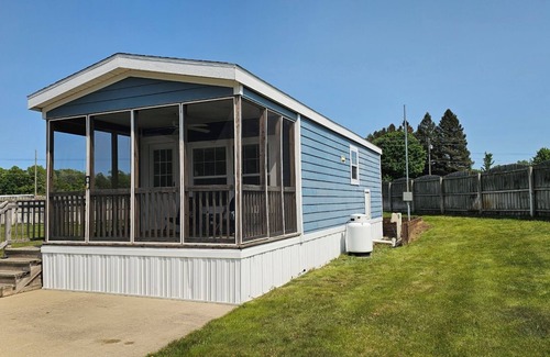 Silver Lake Wohnmobilvermietung | Charming 2-bedroom cabin at Sun Retreats Silver Lake campground.