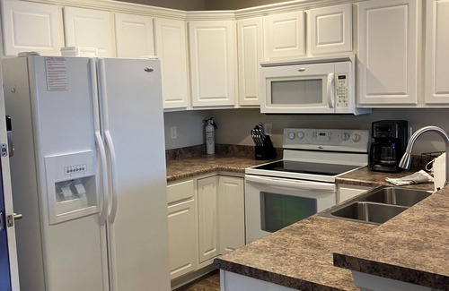 Camdenton Eigentumswohnung | Charming 2-bedroom condo with WiFi, AC, 2 pools, stunning lake views!